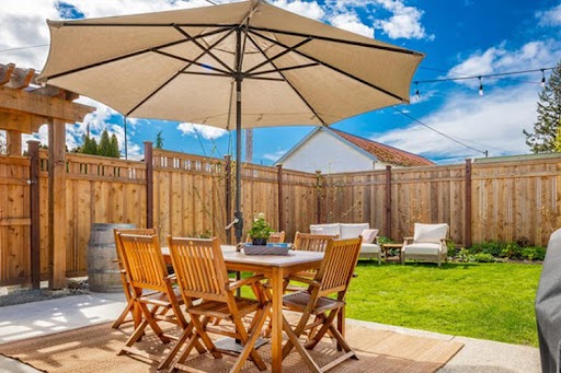 4 Things to Consider When Choosing Patio Umbrellas